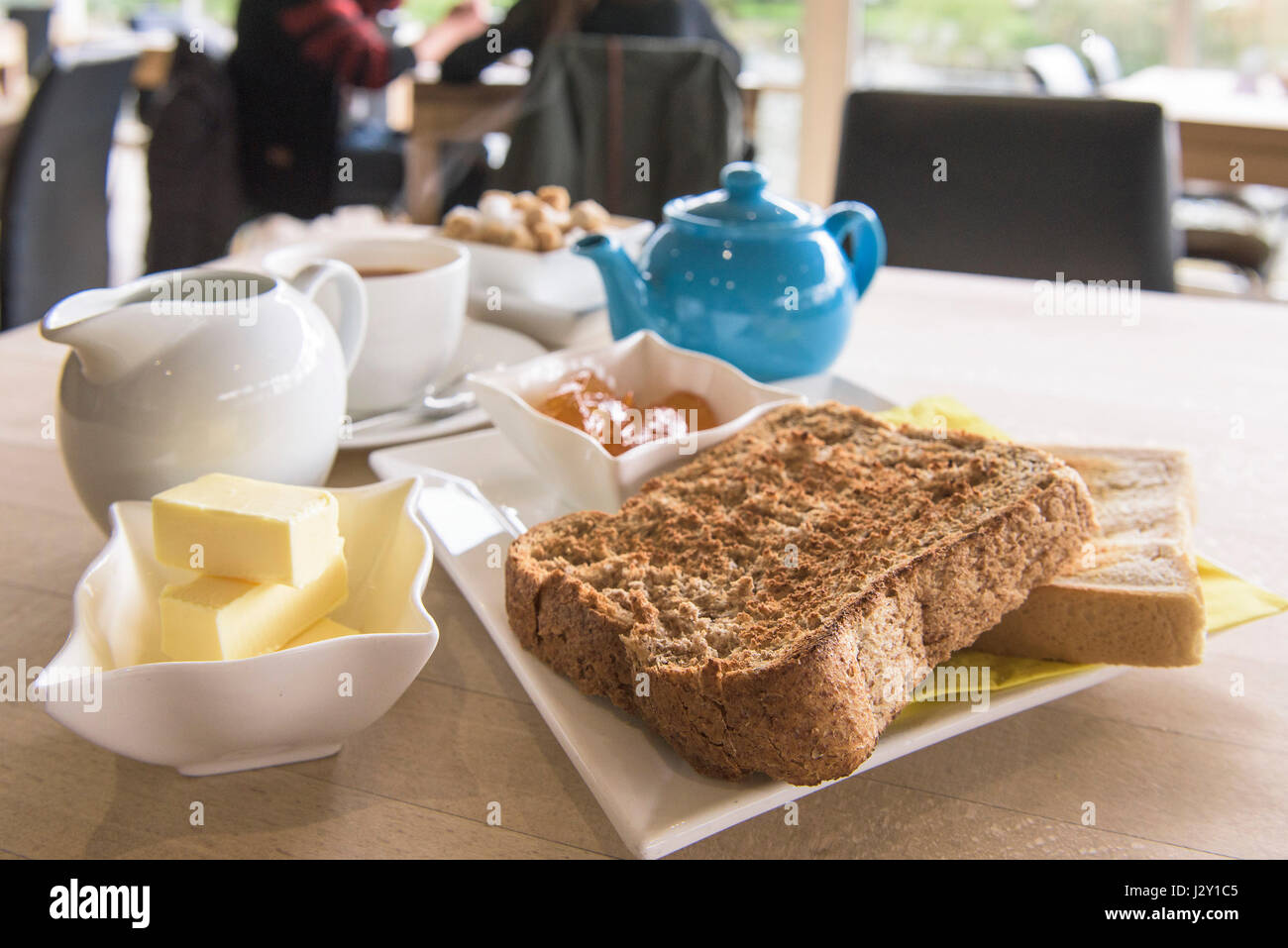 Piatti per la colazione tè toast e marmellata fette biscottate teiera stoviglie pasto mattutino Restaurant Cafe Foto Stock