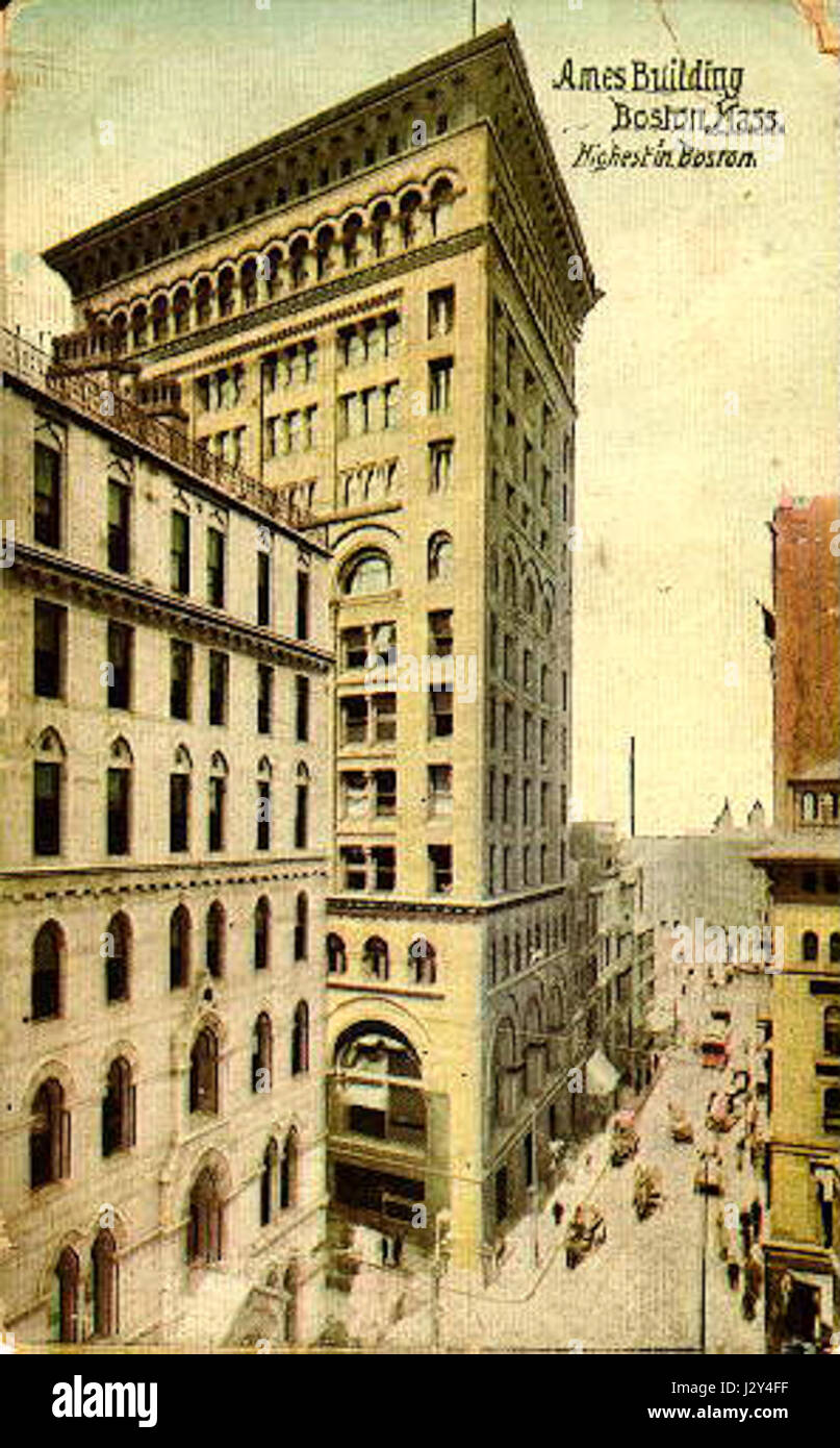 L'Ames Building di Boston, completato nel 1893, è uno storico edificio di uffici progettato dall'architetto William G. Preston. È un esempio di architettura dei primi grattacieli, che mostra le innovazioni architettoniche della fine del XIX secolo. L'edificio presenta una miscela unica di stili romanici e rinascimentali ed è un punto di riferimento notevole nella storia architettonica di Boston. Foto Stock