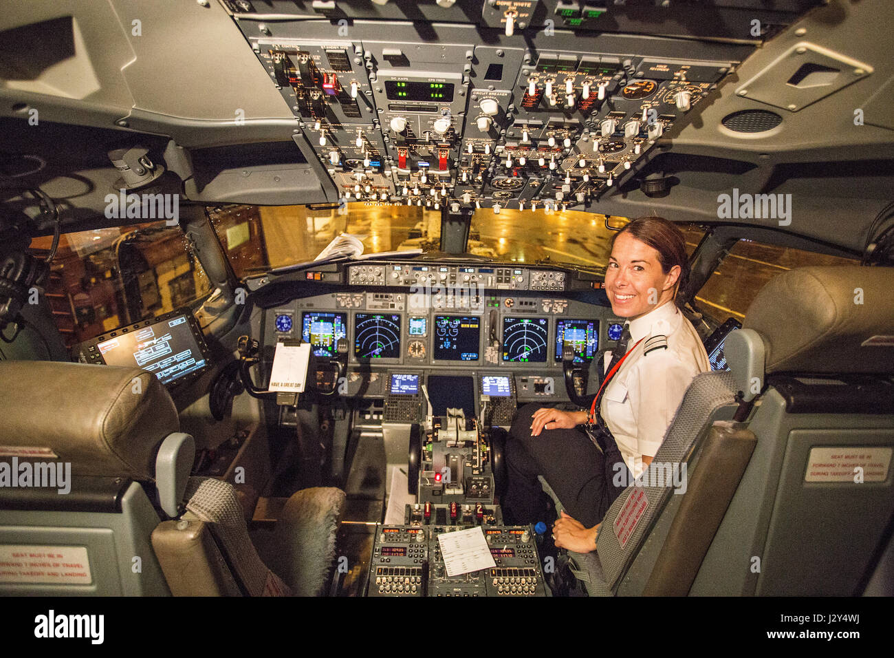 Cockpit del moderno jetliner con femmina co-pilota Foto Stock