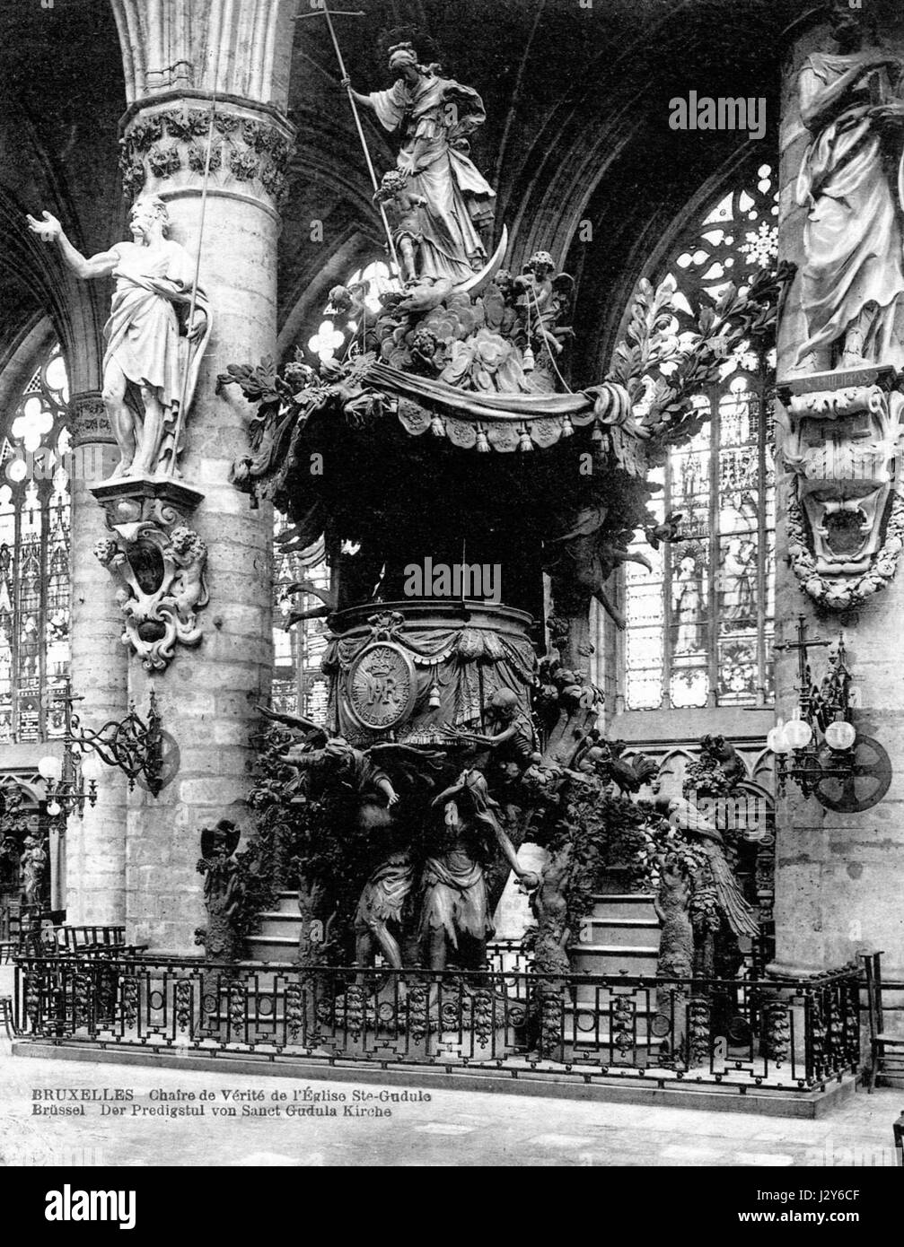 Il Chaire de Verite (Presidente della verità) è una scultura notevole a Bruxelles, che simboleggia la ricerca della verità e della conoscenza. Situata in città, questa opera d'arte ricorda l'importanza della verità nella società, spesso citata nelle discussioni filosofiche e intellettuali. Foto Stock