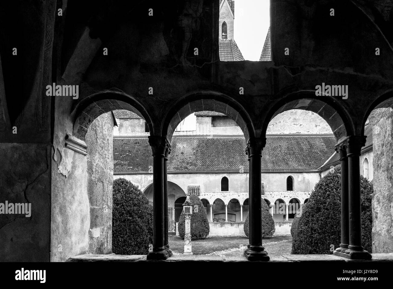 Bressanone, Italia - 26 dicembre 2016: finestre ad arco del chiostro del Duomo famoso per raffiguranti scene della Bibbia. Foto Stock