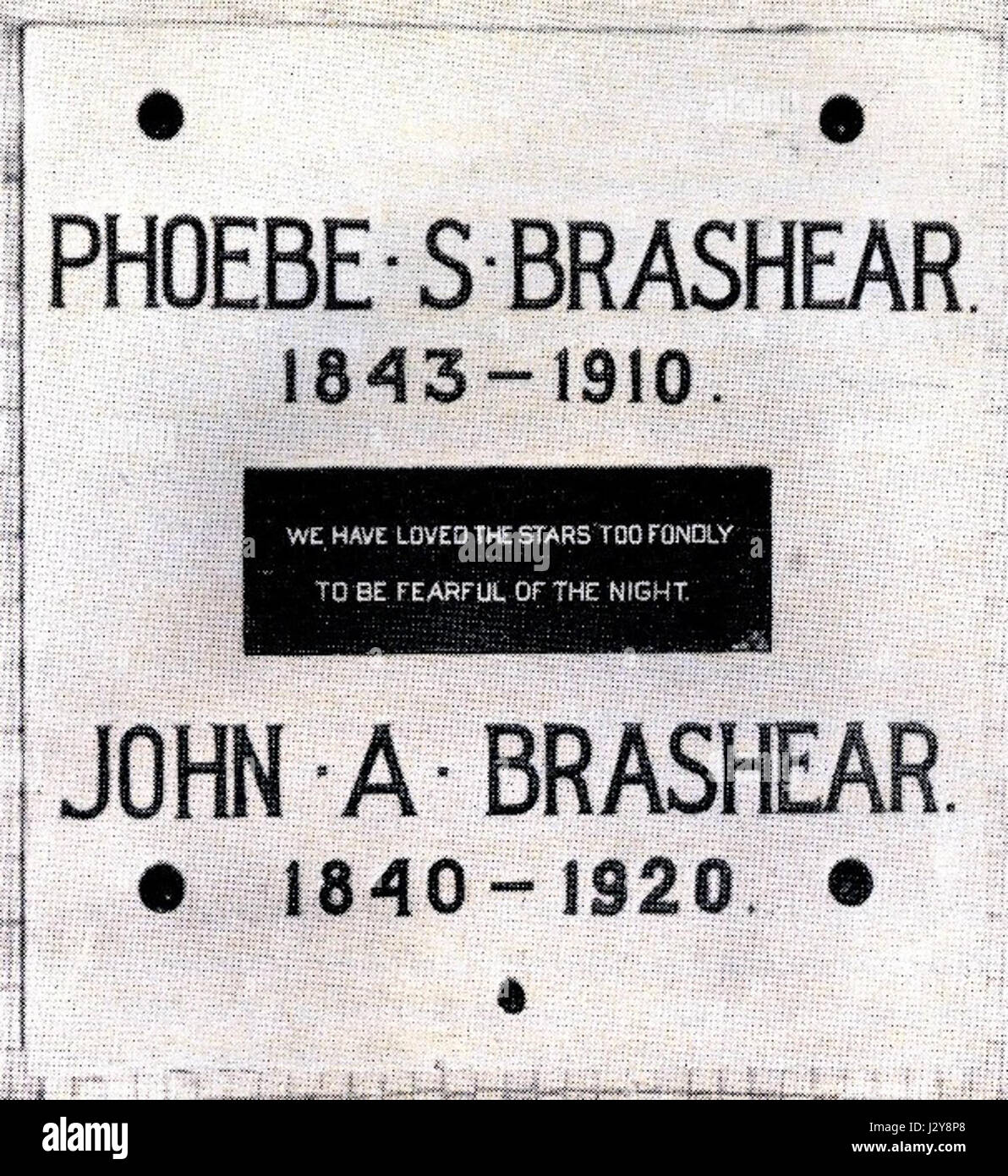 La cripta delle tavolette di Brashear è un importante monumento storico, probabilmente associato alla famiglia Brashear o a un evento correlato. Serve sia come memoriale che come rappresentazione del design della cripta del XIX secolo. Foto Stock