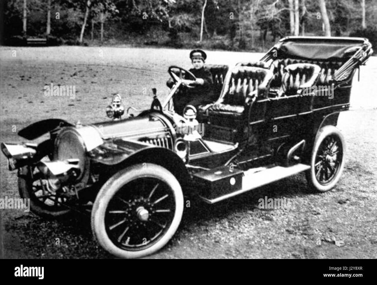 Una fotografia di Alexei Nikolaievich, lo zarevic della Russia, al volante di un'auto Delaunay-Belleville, che illustra il suo interesse personale per le automobili durante l'inizio del XX secolo. Foto Stock