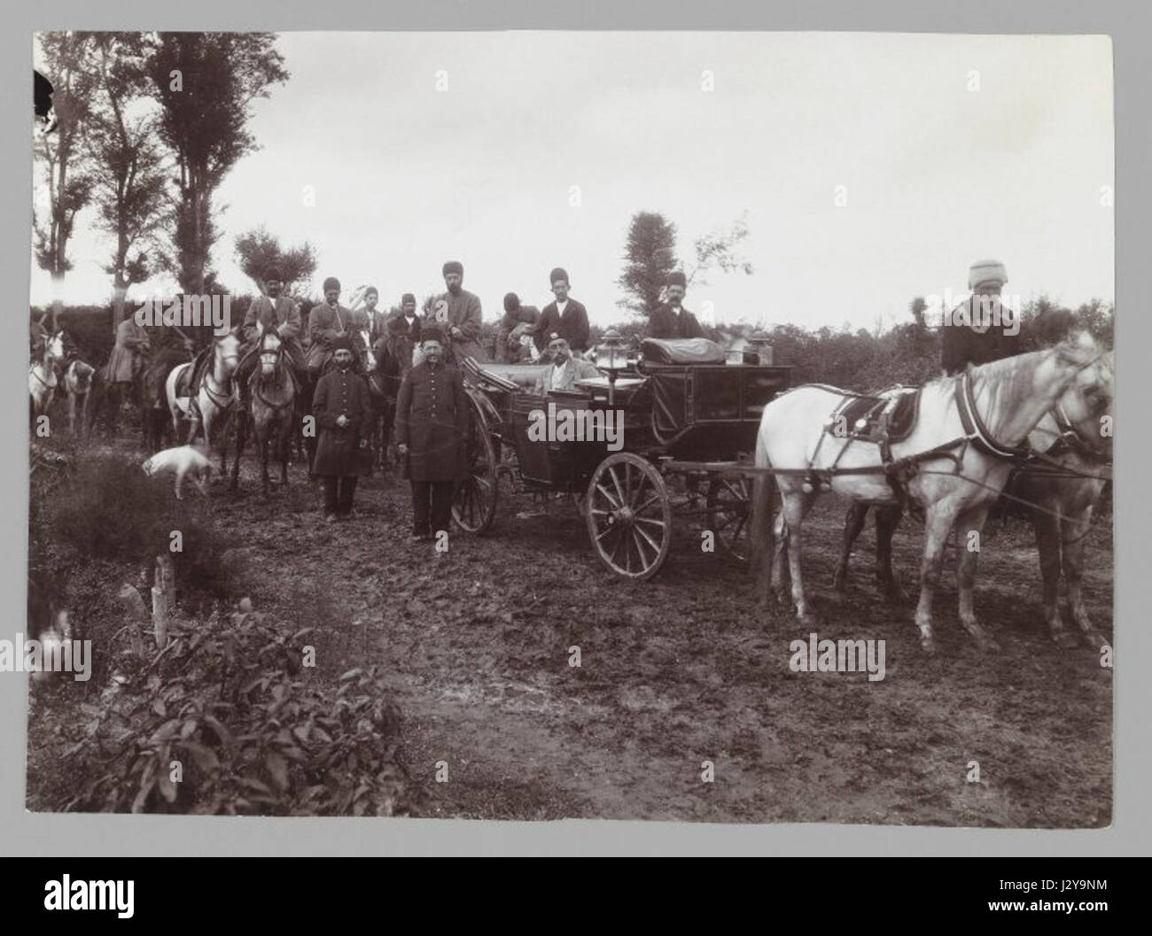 Una fotografia d'epoca raffigurante *Mozaffer al-DIN Shah*, il re persiano, in una carrozza trainata da cavalli, che mostra una delle 274 fotografie storiche conservate nella collezione del Museo di Brooklyn. Foto Stock