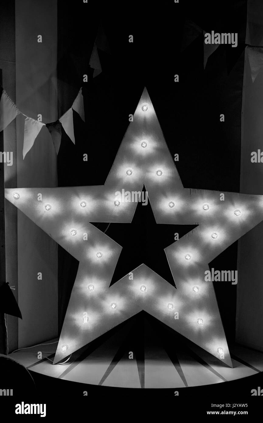 Stella con legno caldo giallo si accende.Il momento di gloria Foto Stock