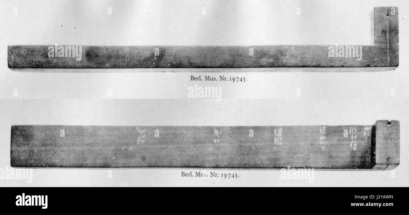 Questo si riferisce a una "meridiana" (francese: cadran solaire) dell'epoca del faraone Thutmose, probabilmente un manufatto storico dell'antico Egitto, usato per raccontare il tempo dalla posizione del sole. Foto Stock