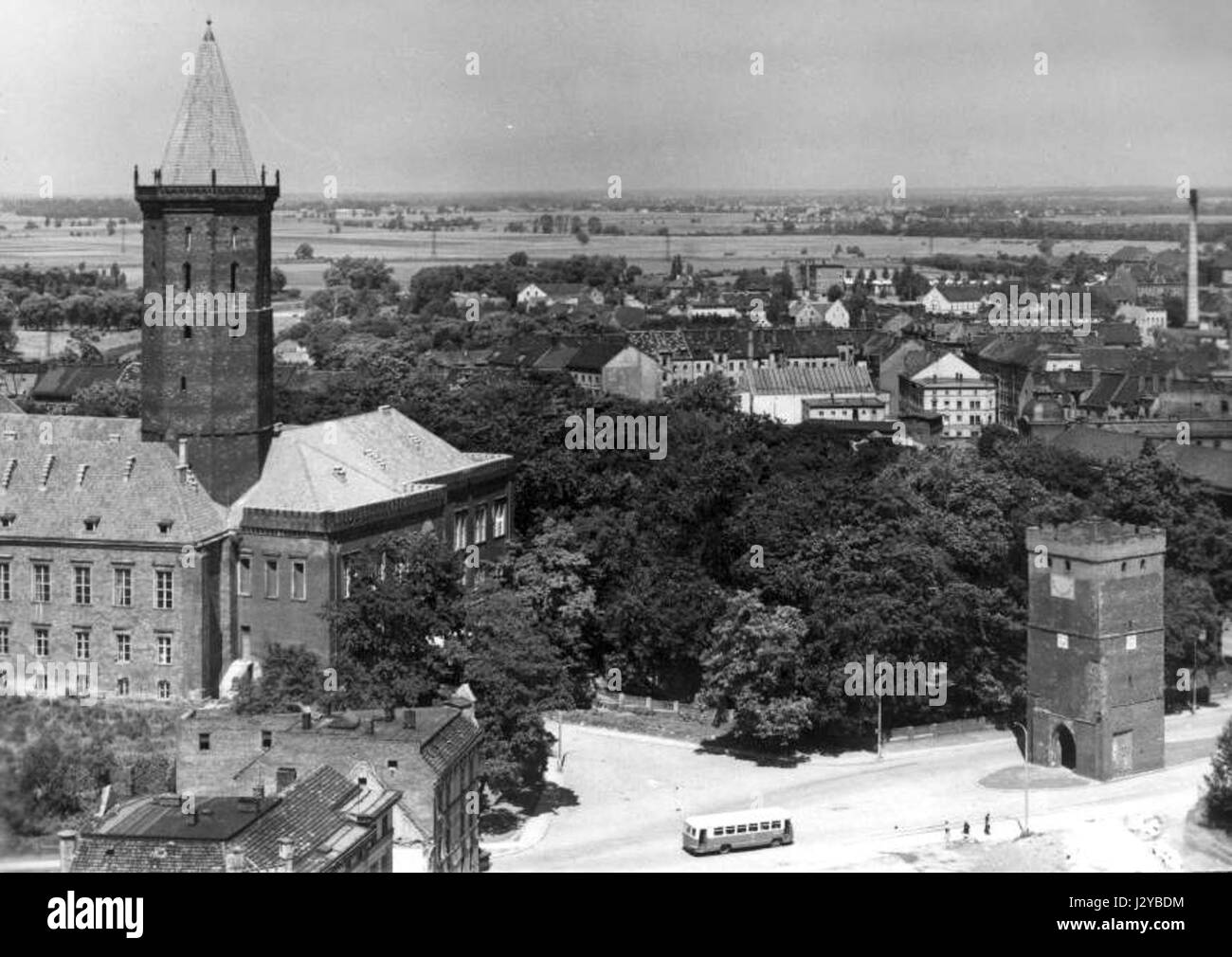 Fotografia di un castello storico situato a Legnica, Polonia, che mostra le sue caratteristiche architettoniche e il paesaggio circostante. Foto Stock
