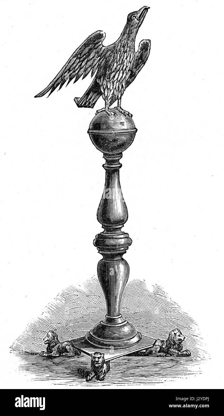 Il leggio della cattedrale, attualmente ospitato nella chiesa di St. Mary-le-Port a Bristol, è un pezzo storico di mobili ecclesiastici. Servì come supporto per la Bibbia durante i servizi, riflettendo l'importanza della parola scritta nel culto cristiano. Il design, l'artigianato e il significato storico del leggio riflettono il patrimonio architettonico e religioso degli edifici della chiesa di Bristol. Foto Stock