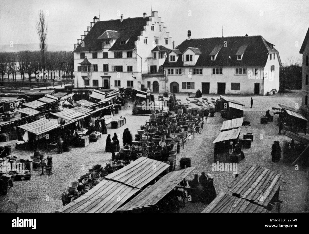 L'Altes Stadthaus era un edificio storico della città, risalente al 1865. La struttura riflette gli stili architettonici dell'epoca e funge da punto di riferimento storico. Foto Stock