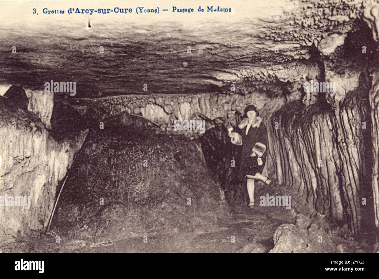 Le grotte di Arcy-sur-cure sono siti preistorici in Francia, famosi per le loro antiche pitture rupestri. Questi dipinti risalgono al periodo Paleolitico superiore e forniscono informazioni sulla cultura e l'arte umana. Foto Stock