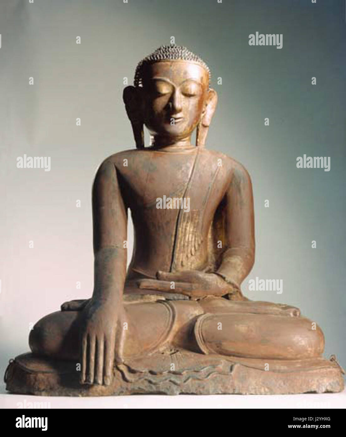 La statua del Buddha presso la National Gallery of fine Arts (NGFA) rappresenta un pezzo chiave dell'arte buddista, simboleggiando la pace, l'illuminazione e gli insegnamenti spirituali del buddismo. Foto Stock