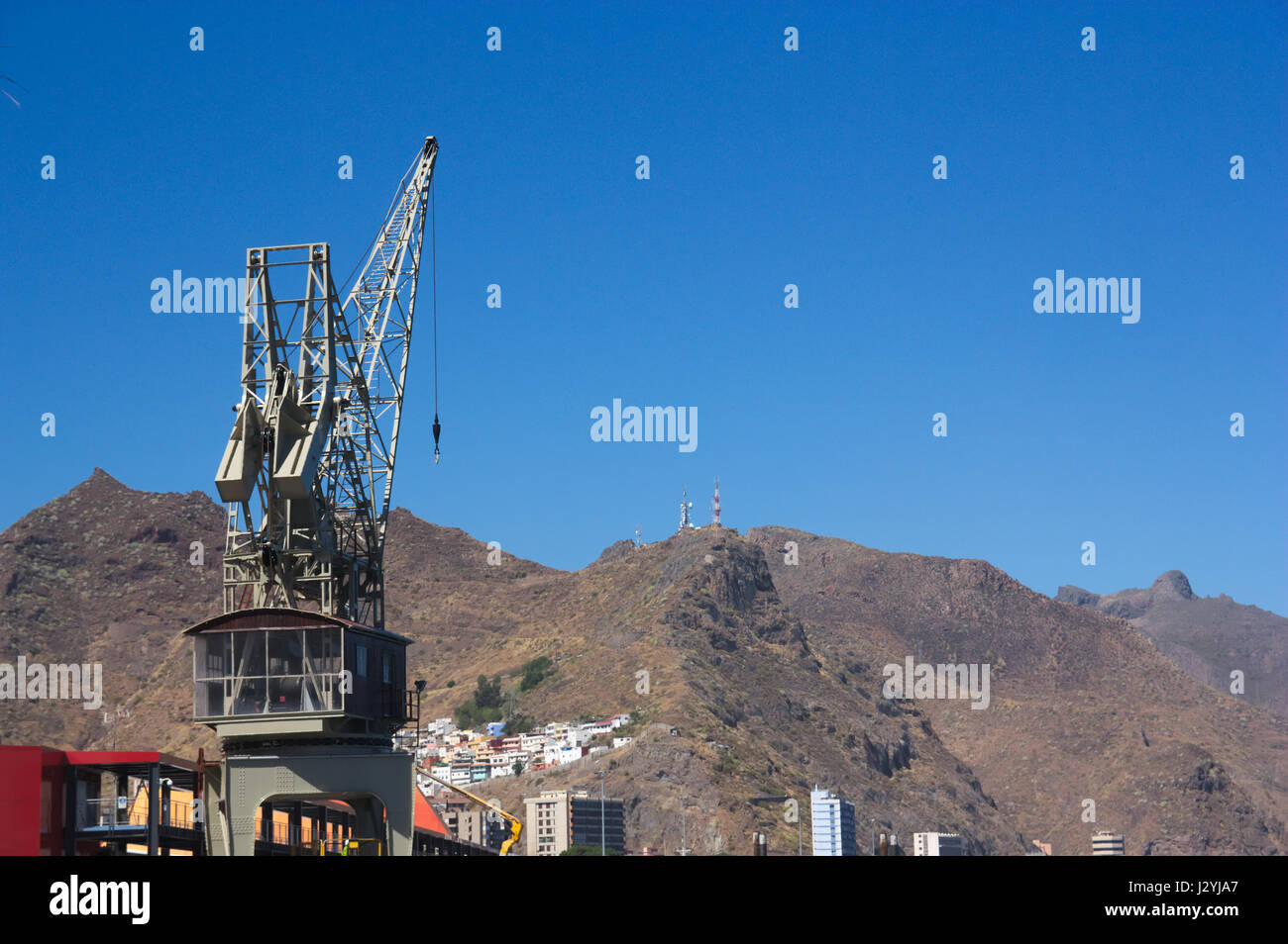 Gru del porto con una montagna in background. Foto Stock
