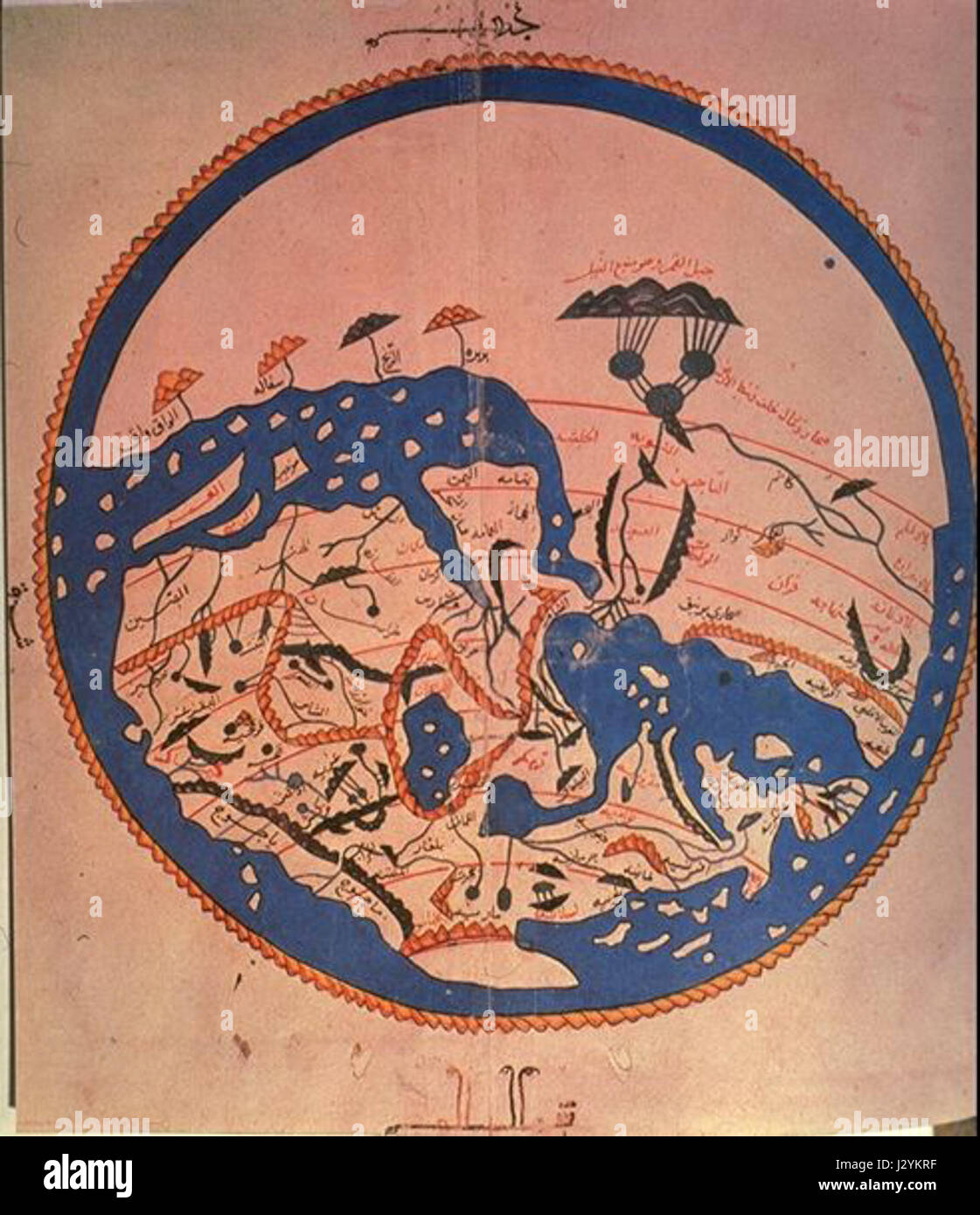 La mappa del mondo di al-Idrisiâ, creata nel XII secolo, è una significativa opera cartografica islamica medievale. La mappa raffigura il mondo conosciuto all'epoca, mostrando la geografia, la cultura e i confini politici del periodo. Foto Stock