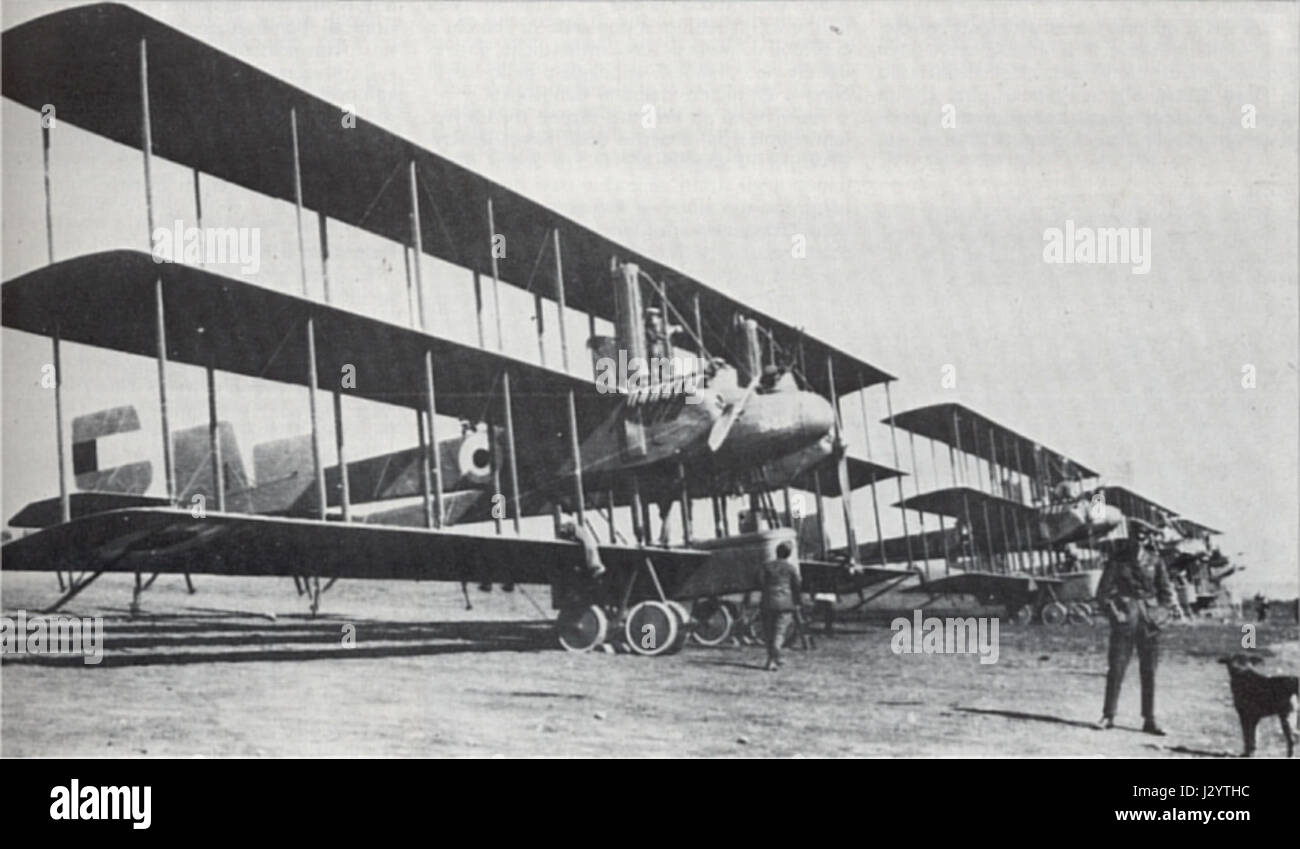 Il Caproni CA.42 era un biplano utilizzato dal Royal Naval Air Service durante la prima guerra mondiale. Era noto per il suo design bimotore e il contributo all'aviazione nelle prime applicazioni militari, in particolare nella ricognizione e bombardamento. Foto Stock
