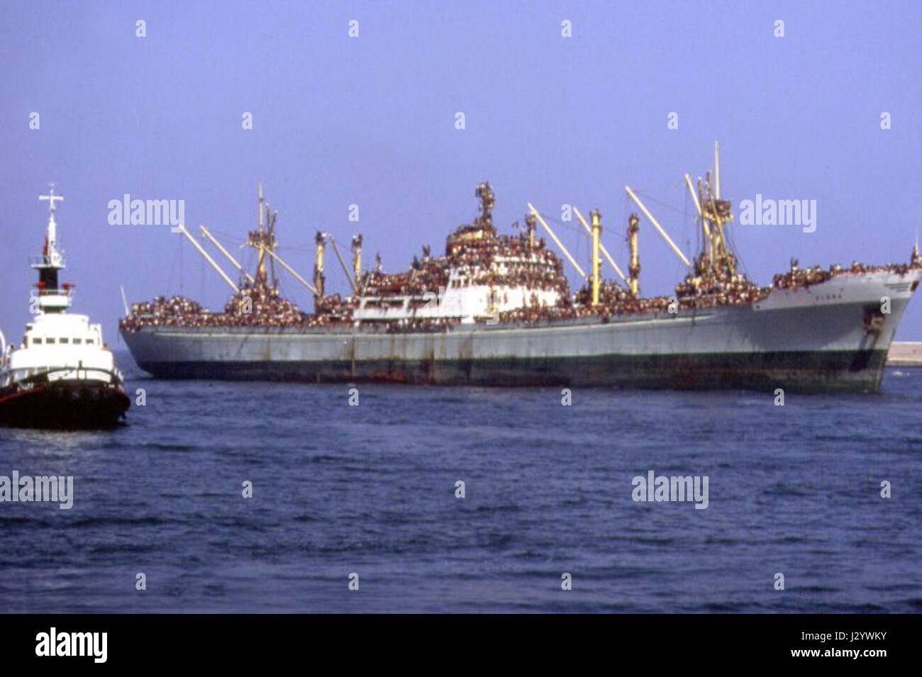 La nave Vlora in arrivo al porto di Bari - 8 agosto 1991 Foto Stock