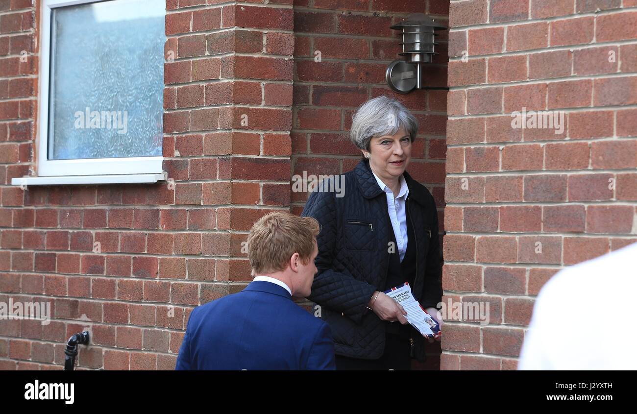 Il primo ministro Theresa Maggio con consigliere conservatore Samuel Currie di campagna elettorale in Ormskirk, West Lancashire. Foto Stock