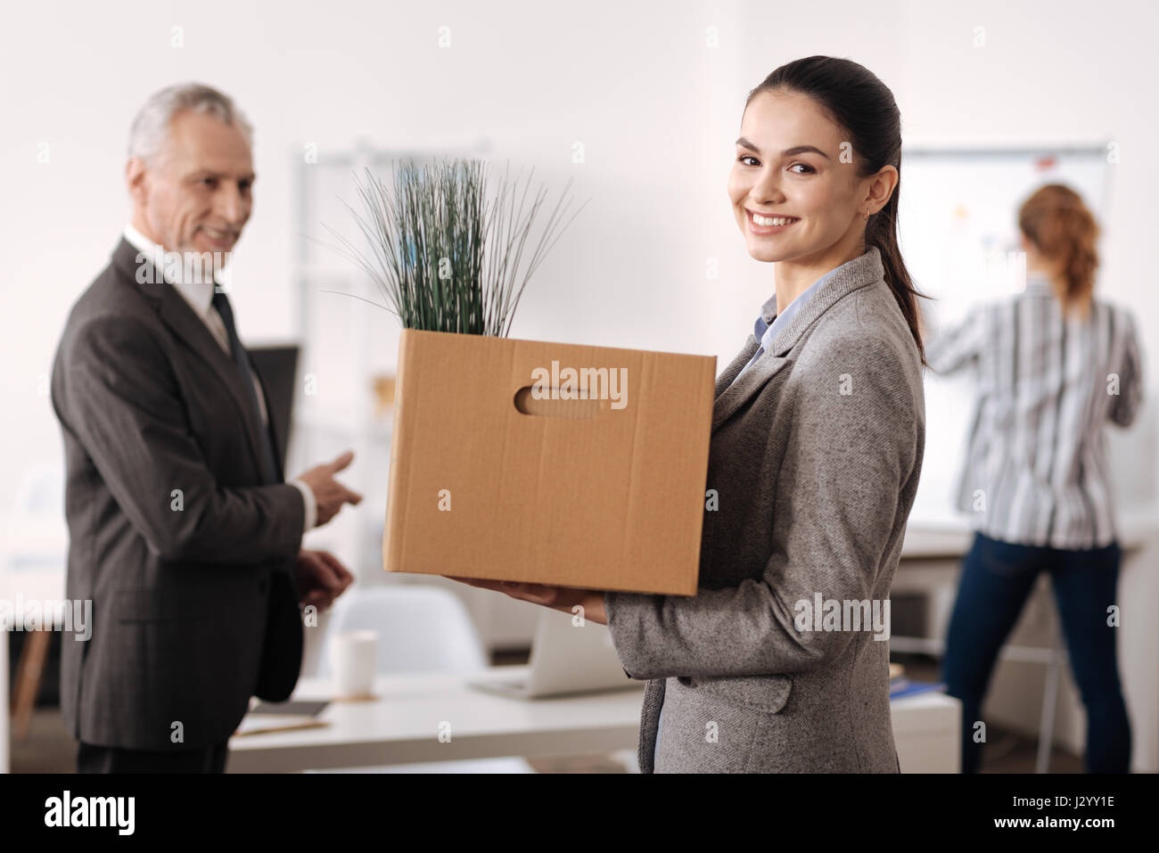 Ritratto di felice ragazza mentre iniziando a lavorare a firma Foto Stock