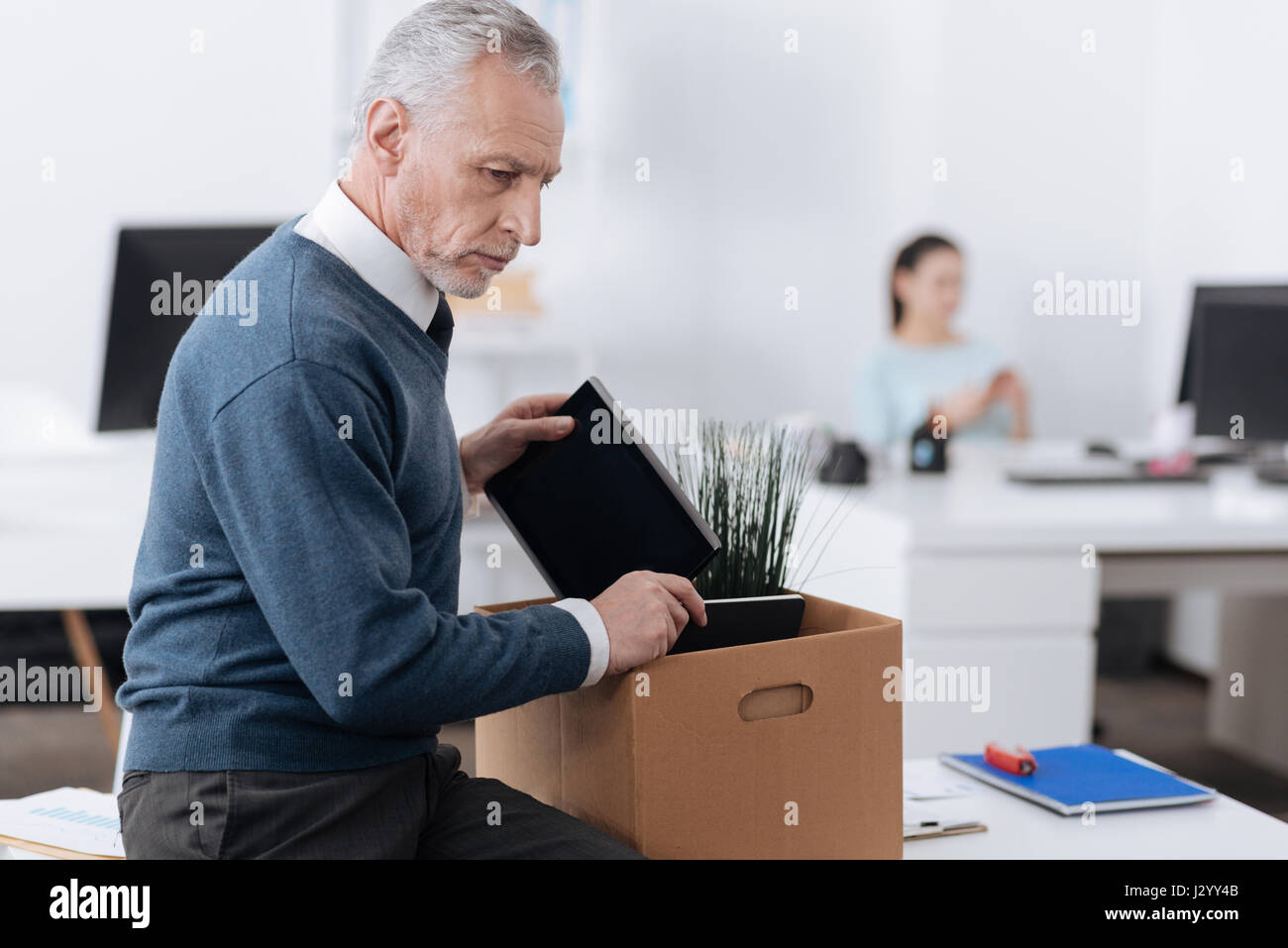 Foto del profilo di angry man looking lateralmente Foto Stock