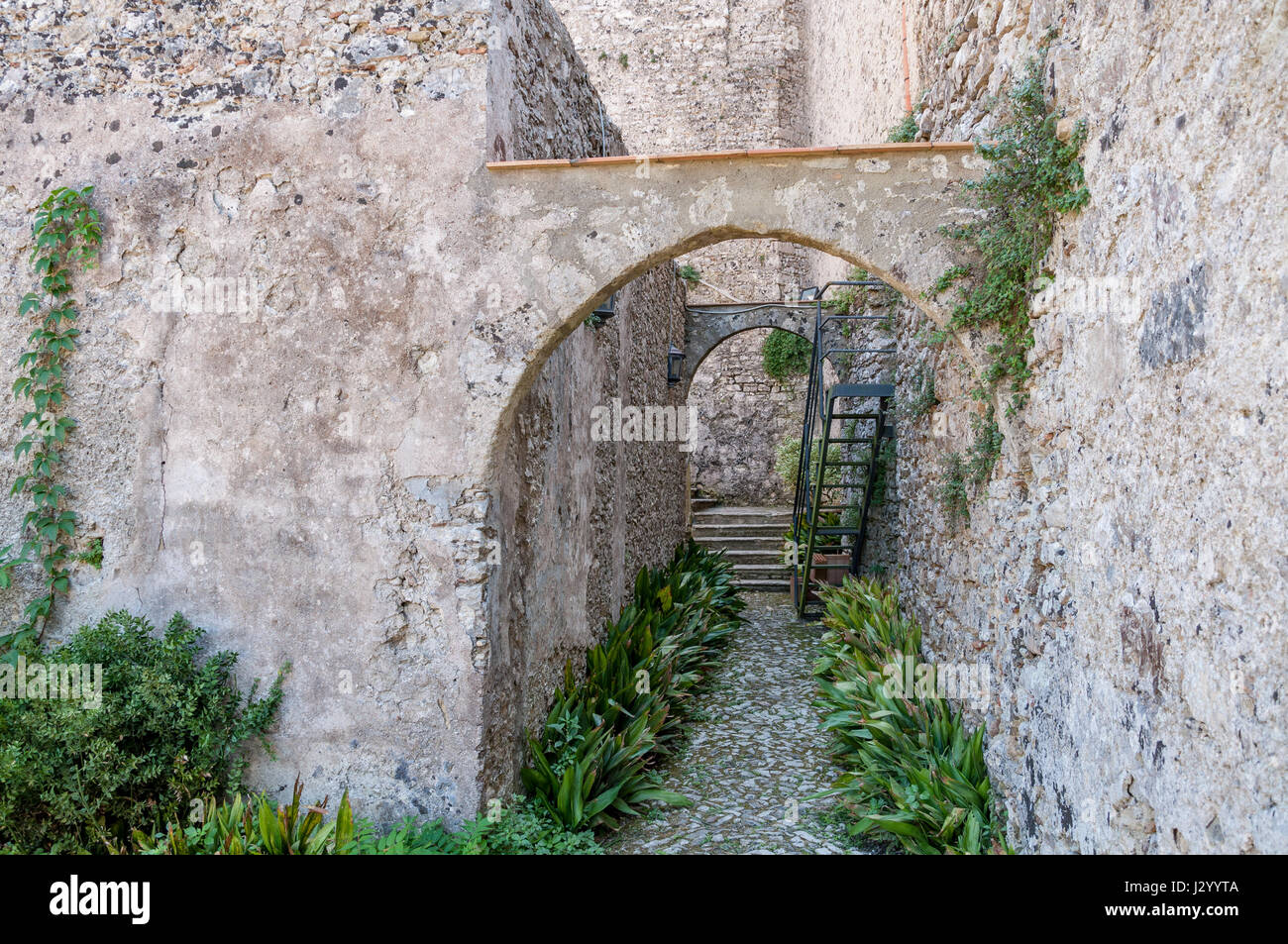 Le rovine del monastero di Sant Salvatore di Erice, in Sicilia, Italia meridionale Foto Stock