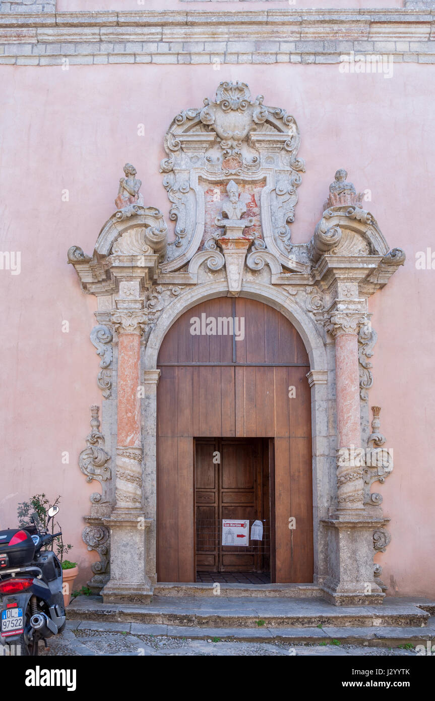 ERICE, Italia - 12 settembre 2015: il vecchio sportello decorativo di una chiesa di Erice, in Sicilia, Italia meridionale Foto Stock