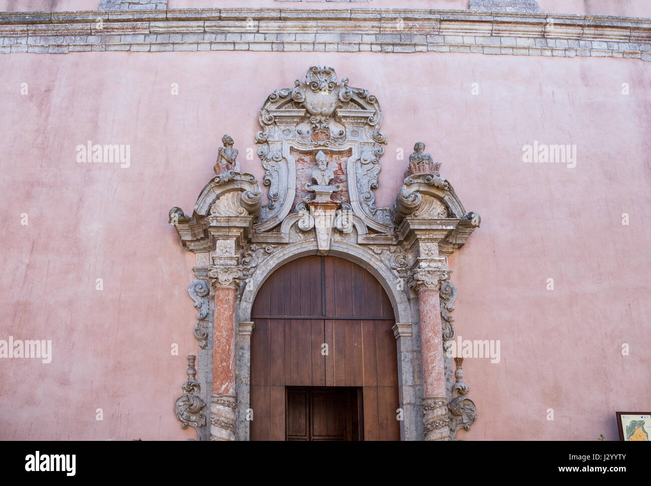 Vecchia chiesa con sportello decorativo in Erice, in Sicilia, Italia meridionale Foto Stock