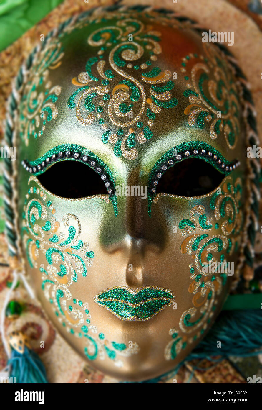 Colorata maschera veneziana con molti dettagli su di esso Foto Stock