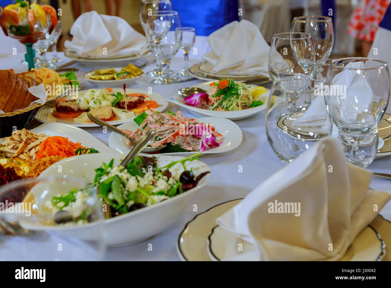 Tabella impostata per un matrimonio o un altro evento di cavare la cena decorata tavolo nel ristorante Foto Stock