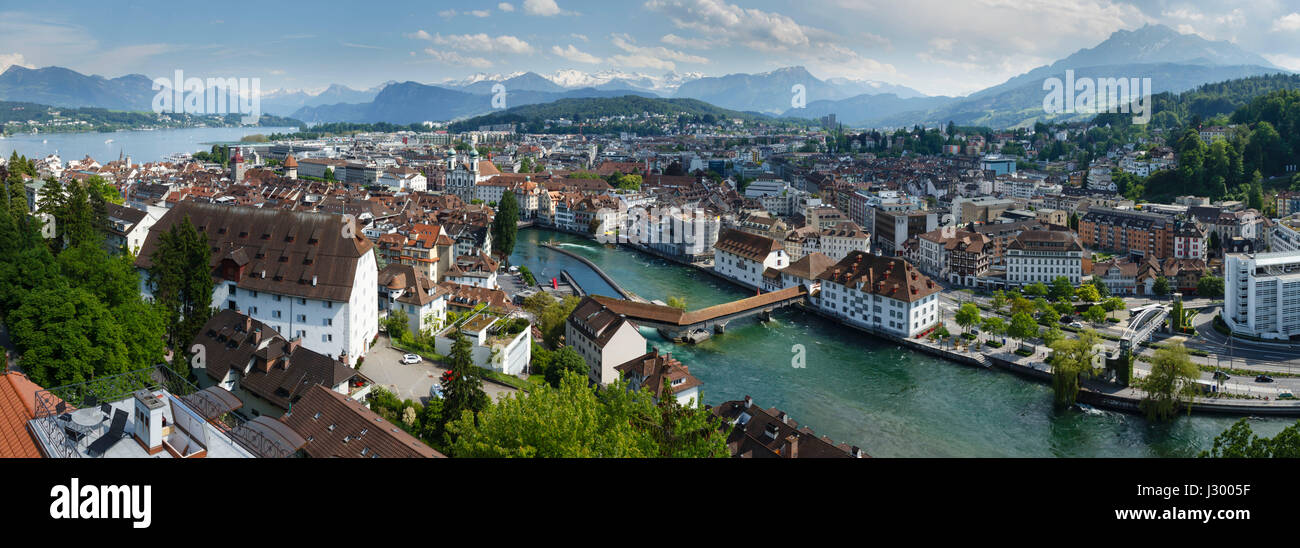 Vista su Lucerna verso le Alpi e il Monte Pilatus, Svizzera Foto Stock
