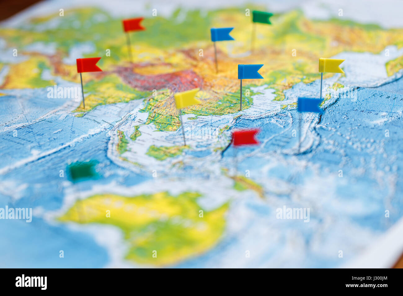 Concetto di viaggio con bandiera le puntine e la mappa del mondo Foto stock  - Alamy