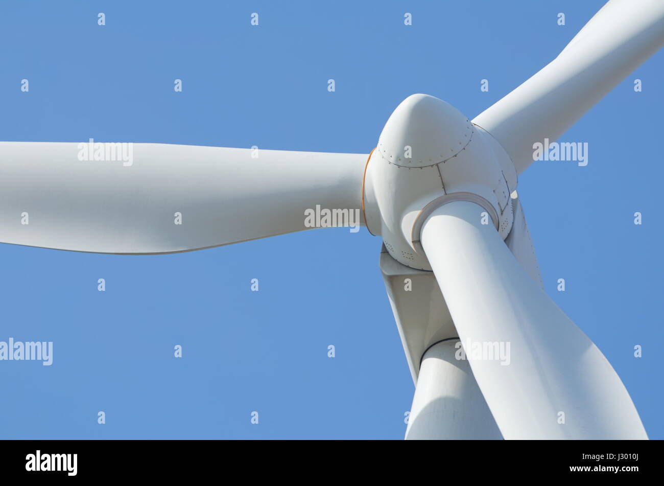 Bianco turbina a vento sul cielo blu Closeup Foto Stock