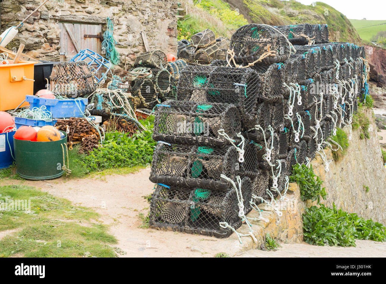 Aragosta tradizionale pots o trappole a Hope Cove, Kingsbridge, Devon, Inghilterra, Regno Unito Foto Stock