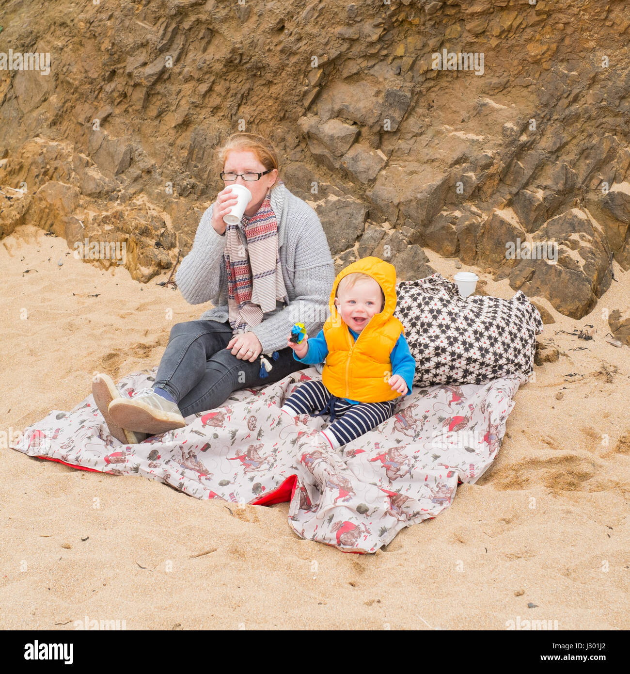 Otto mesi di età bambino e sua madre a Hope Cove Beach, Kingsbridge, Devon , in Inghilterra, Regno Unito Foto Stock