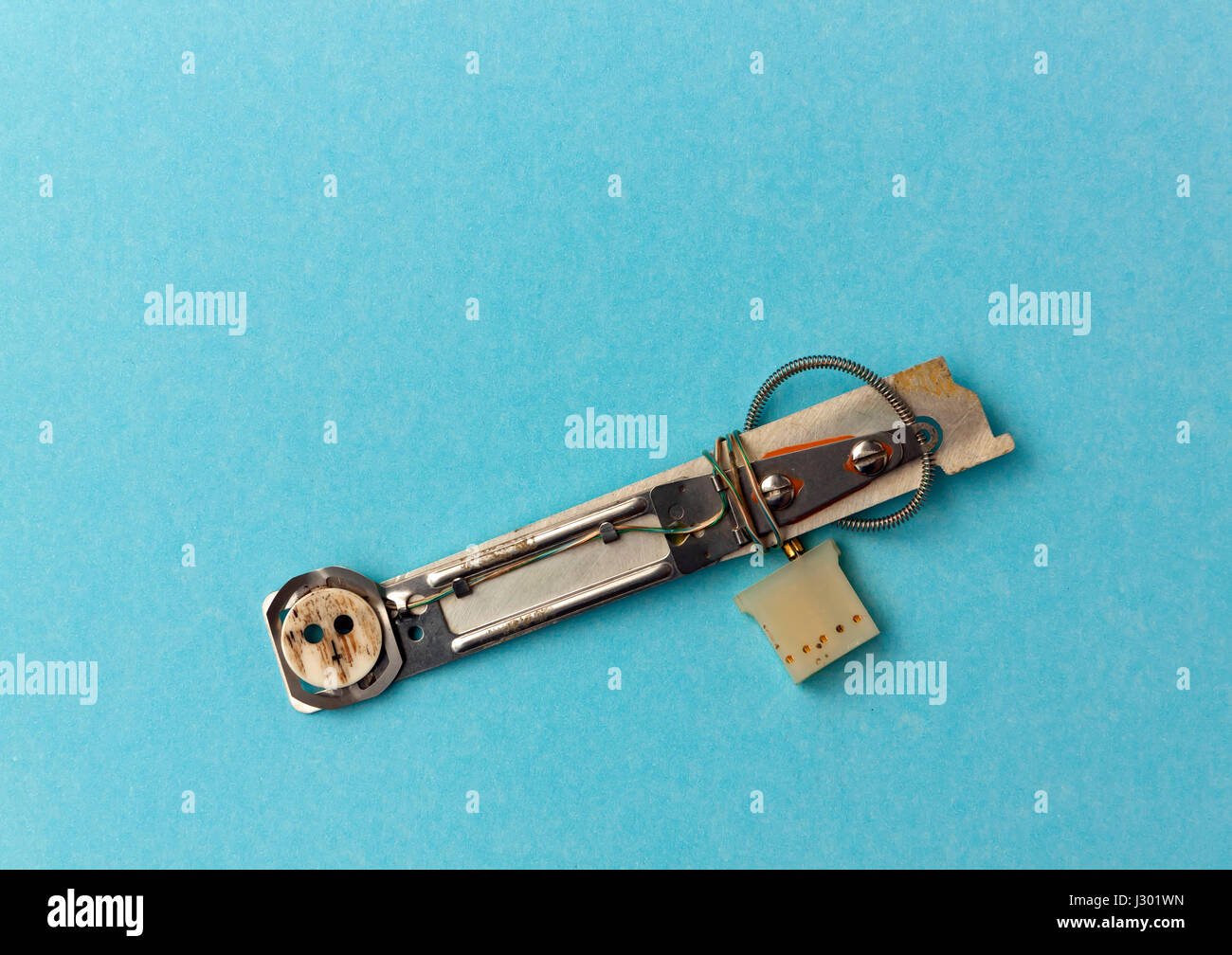 Risultato di un crash del disco rigido che mostra l'attuatore asse e braccio (testina di lettura/scrittura) come evidenziato dai segni di crash/graffi/pattini, circa 1985. Foto Stock