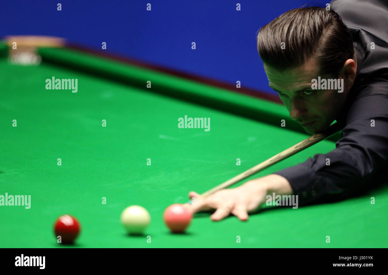 Mark Selby durante il giorno diciassette del Betfred Snooker Campionati del mondo al Crucible Theatre, Sheffield. Foto Stock