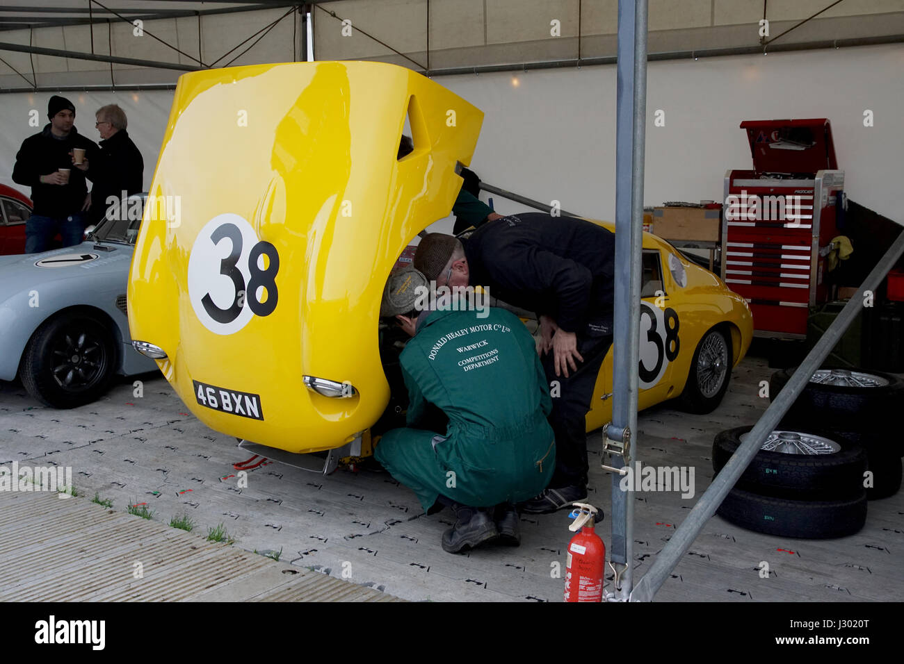 1961 Austin Healey Sebring Sprite di Paolo & Richard Woolmer riceve alcune pre-gara attenzione in occasione del settantacinquesimo Goodwood Assemblea dei Soci Foto Stock