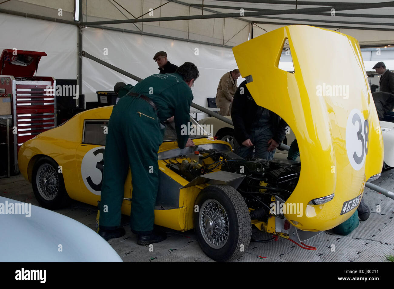 1961 Austin Healey Sebring Sprite di Paolo & Richard Woolmer riceve alcune pre-gara attenzione in occasione del settantacinquesimo Goodwood Assemblea dei Soci Foto Stock