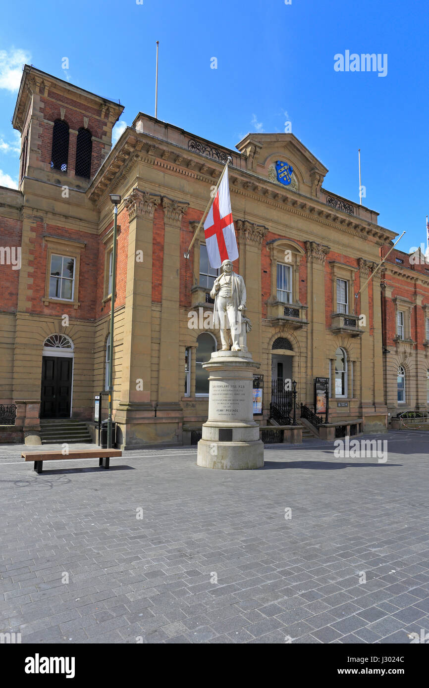 La statua di Sir Rowland Hill, postali riformatore e Penny Black inventore, davanti a Kidderminster Town Hall, Kidderminster, Shropshire, Inghilterra, Regno Unito. Foto Stock