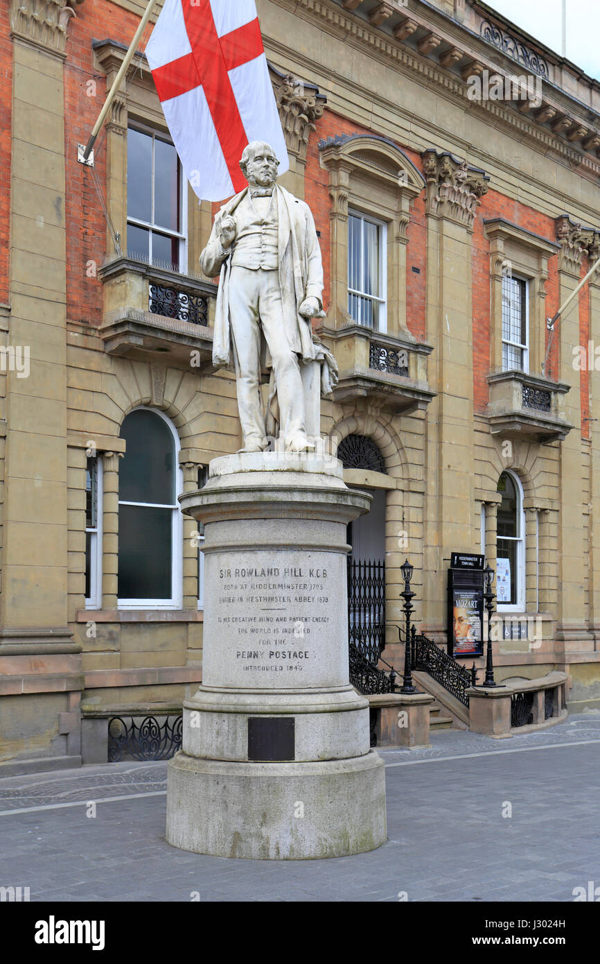 La statua di Sir Rowland Hill, postali riformatore e Penny Black inventore, davanti a Kidderminster Town Hall, Kidderminster, Shropshire, Inghilterra, Regno Unito. Foto Stock