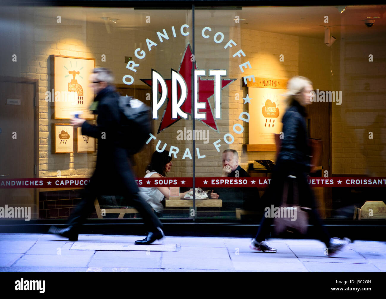 Due persone hanno una cattura fino in un Pret a Manger shop nella città di Londra come pendolari passano da Foto Stock
