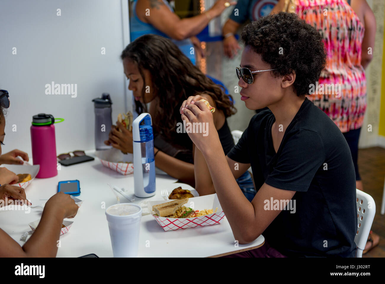 Giovane uomo mangiare sandwich cubano Foto Stock