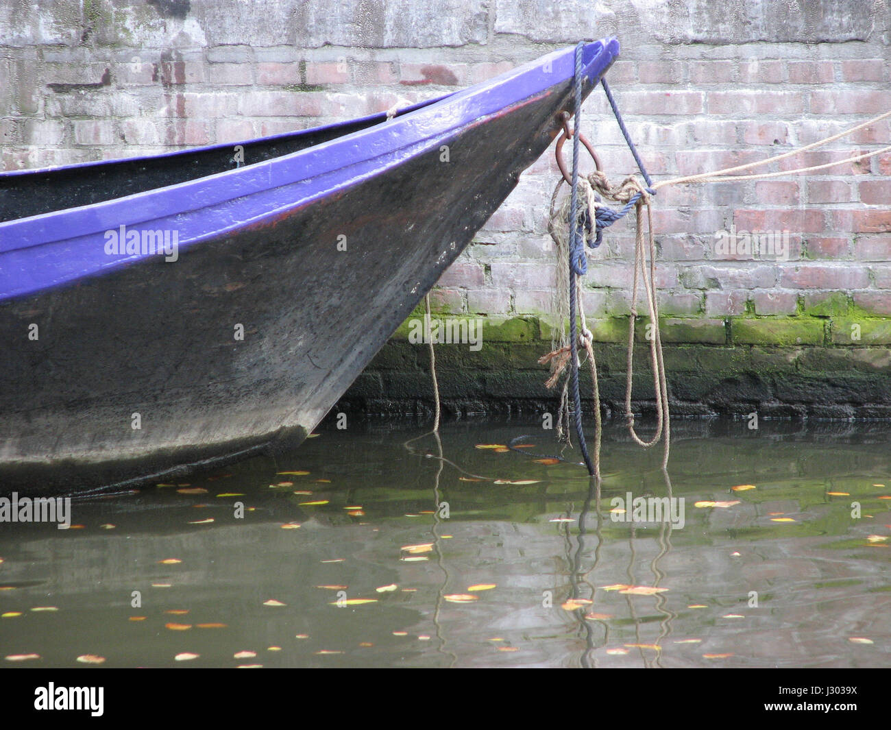 Una barca in un canale di Amsterdam Foto Stock