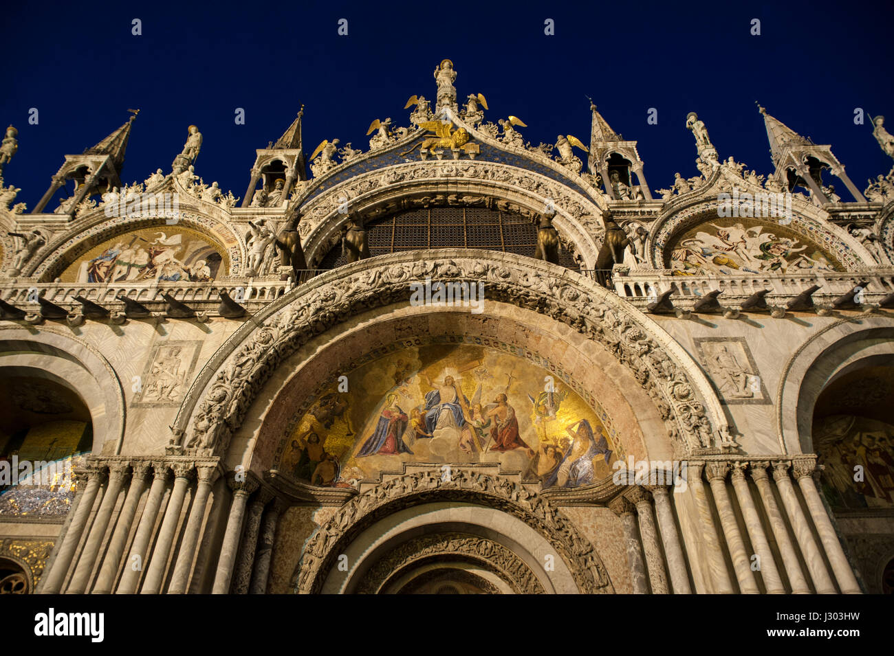 Notte fotografia della parte anteriore della Cattedrale di San Marco a Venezia, Italia Foto Stock