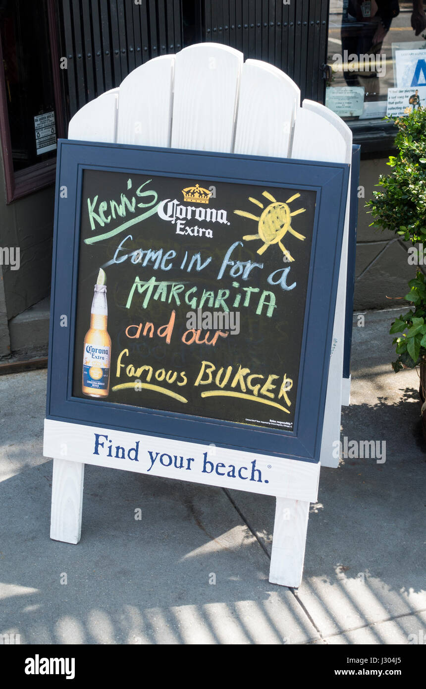 Un cartello stradale invitando i clienti in per cibo e bevande in un SoHo di New York City bar ristorante Foto Stock