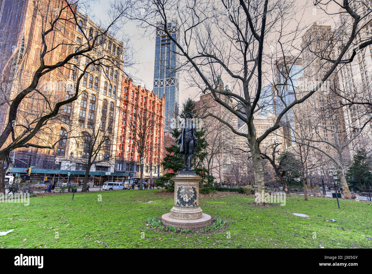 Monumento a Nathan Hale, un 13-piede di bronzo permanente figura che è rivolta direttamente verso la City Hall e onora gli ultimi momenti del 21-anno-vecchio American Revo Foto Stock