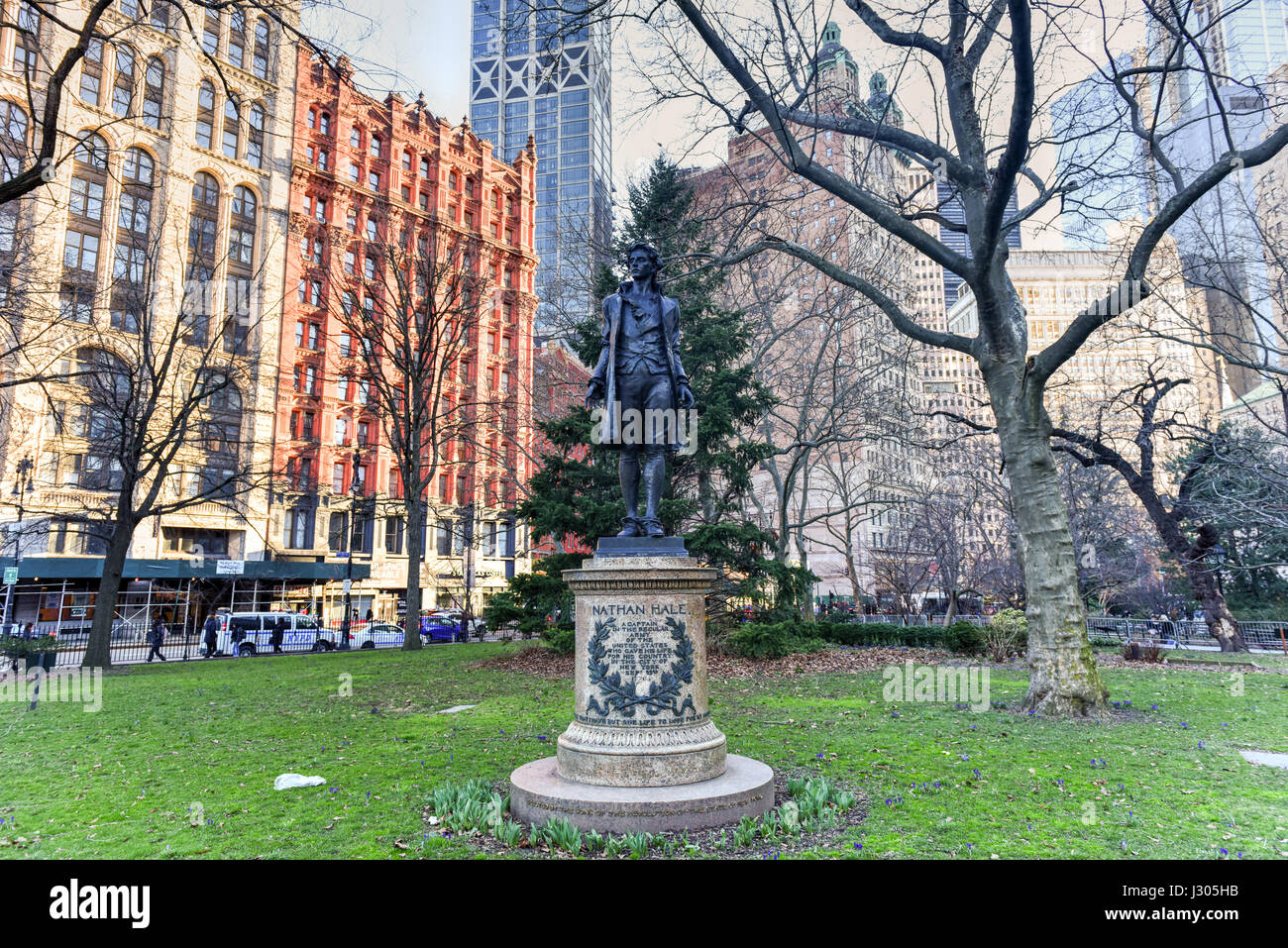Monumento a Nathan Hale, un 13-piede di bronzo permanente figura che è rivolta direttamente verso la City Hall e onora gli ultimi momenti del 21-anno-vecchio American Revo Foto Stock