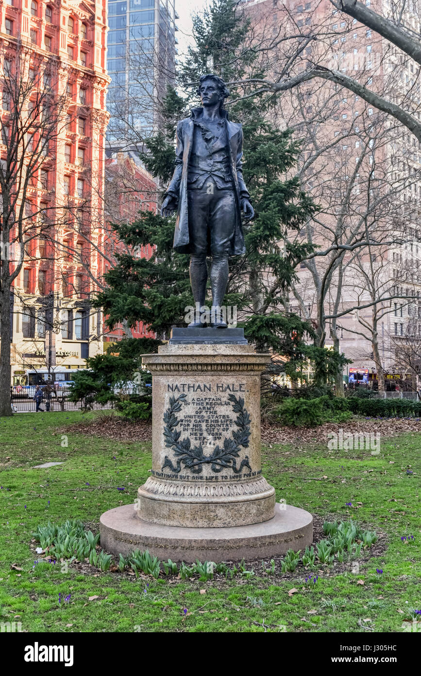 Monumento a Nathan Hale, un 13-piede di bronzo permanente figura che è rivolta direttamente verso la City Hall e onora gli ultimi momenti del 21-anno-vecchio American Revo Foto Stock