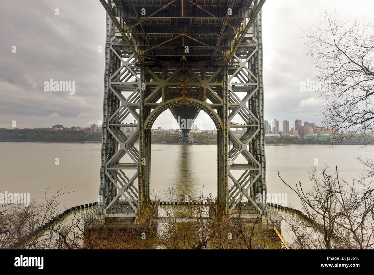 Il lato inferiore del George Washington Bridge che attraversa il fiume Hudson su un nuvoloso Nuvoloso Giorno da Fort Lee, New Jersey. Foto Stock