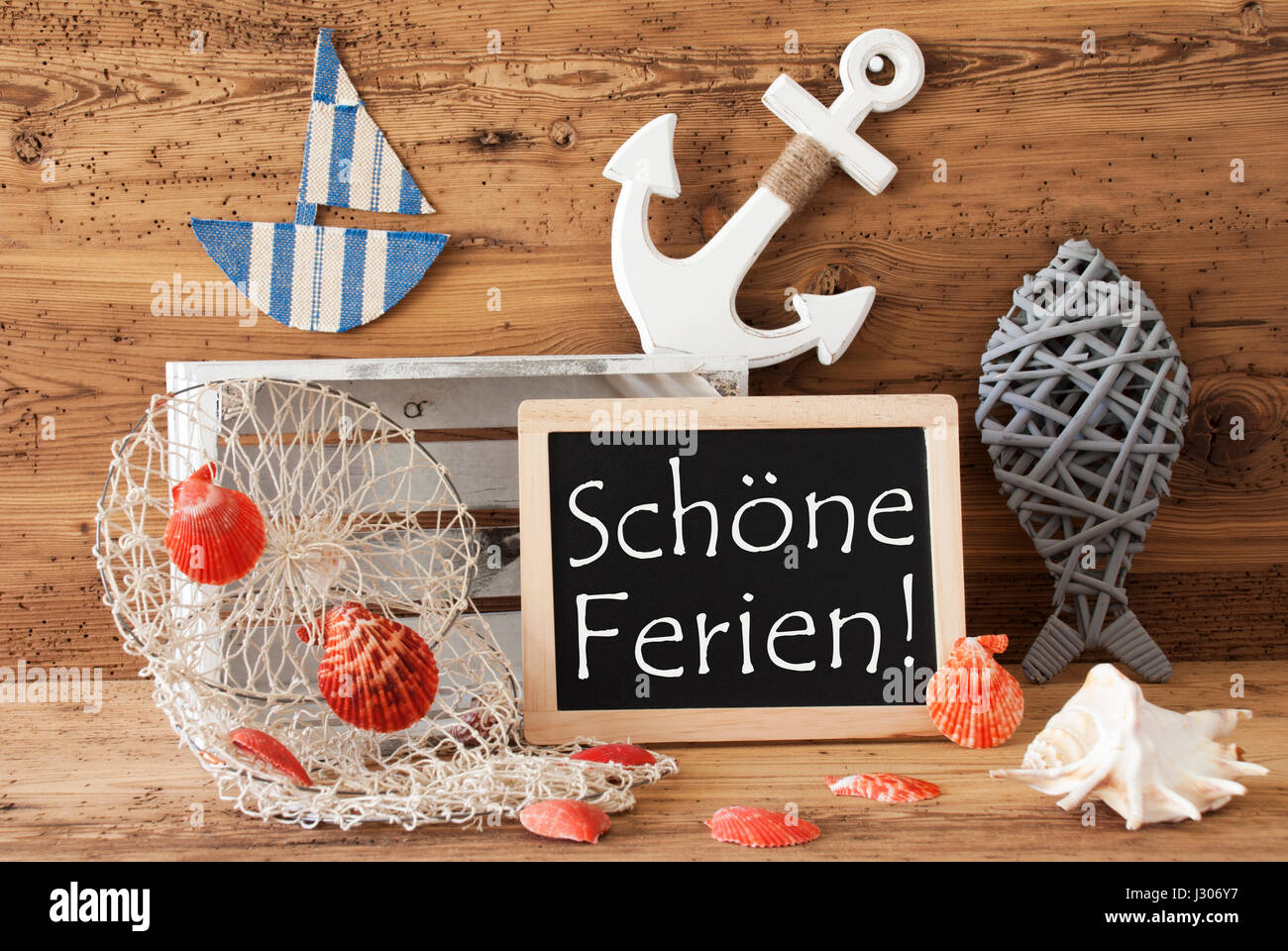 Lavagna con estate decorazione, Schoene Ferien significa vacanze felici Foto Stock