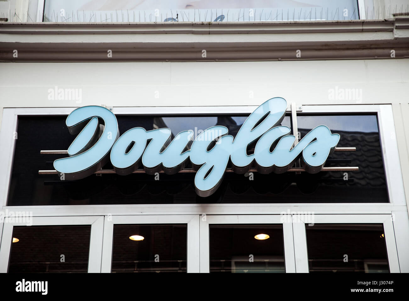 Segno del logo sulla parete di Douglas shop. Douglas GmbH è un tedesco di profumi e cosmetici dettagliante Foto Stock
