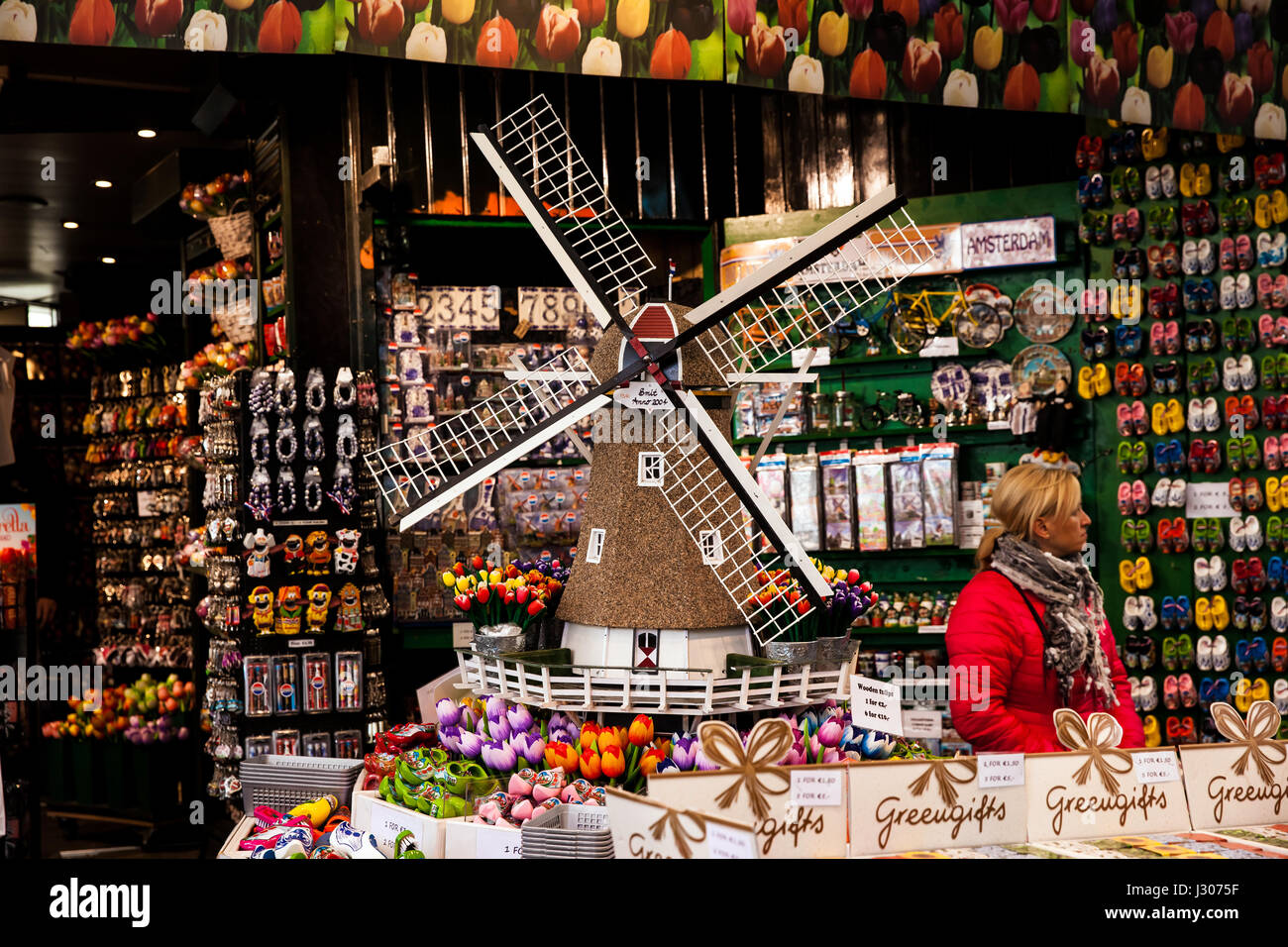 Negozio di souvenir sul mercato dei fiori di Amsterdam city, Paesi Bassi Foto Stock